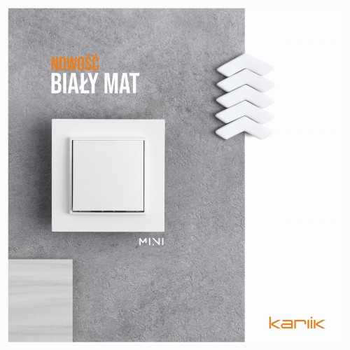 Łącznik podwójny świecznikowy Karlik MINI w kolorze białym matowym. Ujęcie frontalne, produkt umieszczony na tle szarej, teksturowanej powierzchni. Widoczne logo marki karlik oraz napis NOWOŚĆ BIAŁY MAT.
