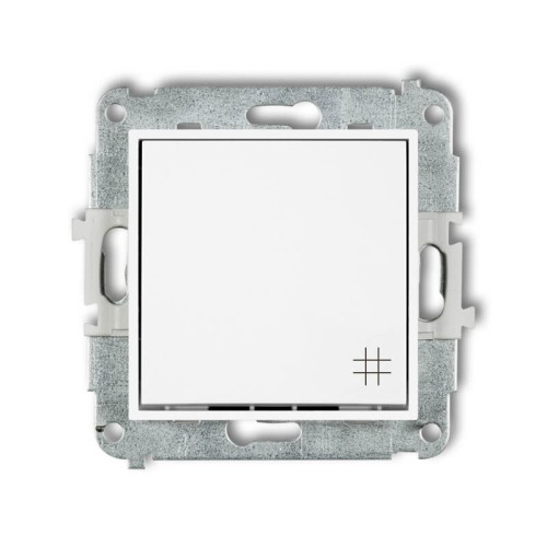 Łącznik krzyżowy Karlik MINI w kolorze białym matowym, z prostokątną ramką. Ujęcie frontalne, produkt zamontowany w metalowej obudowie. Widoczny symbol w dolnym rogu. Idealny do zastosowań elektrycznych w domach.