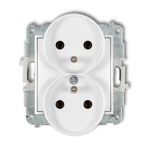 Podwójne gniazdo elektryczne Karlik MINI z uziemieniem w kolorze białym matowym. Gniazdo ma dwa okrągłe otwory oraz centralną śrubę mocującą. Widoczne metalowe elementy montażowe. Produkt umieszczony frontalnie, na tle neutralnym.