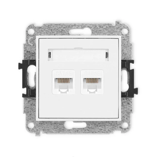 Gniazdo komputerowe podwójne Karlik MINI 2xRJ45 w kolorze białym matowym, umieszczone w metalowej ramce. Widać dwa porty RJ45 z oznaczeniem CAT.5E, montowane na ścianie, z tyłu widoczny element mocujący.