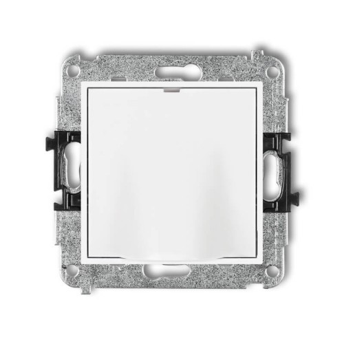 Wypust kablowy Karlik MINI w kolorze białym matowym, o prostokątnym kształcie. Widoczna metalowa ramka montażowa z mocowaniami oraz biała powierzchnia frontowa. Produkt ujęty frontalnie, gotowy do montażu.