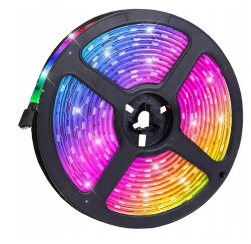 Taśma LED 14,4W o barwie RGB+CCT, w formie zwiniętego rolki o długości 5m. Widoczne intensywne kolory: niebieski, różowy, pomarańczowy i zielony. Złącze do podłączenia jest widoczne po lewej stronie. Idealna do dekoracyjnego oświetlenia wnętrz.