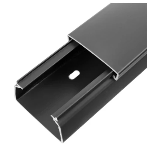 Listwa instalacyjna kanał kablowy, korytko o wymiarach 20x18 mm, w kolorze szarym. Widok z boku, ukazuje otwarte wnętrze z otworem do mocowania. Długość 2 m, wykonana z materiału o matowej powierzchni.