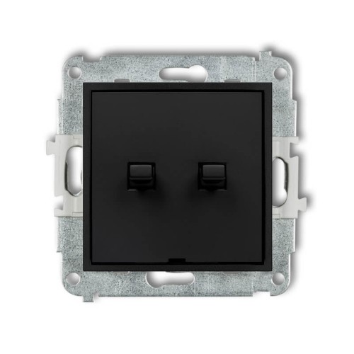 Łącznik podwójny Karlik ICON w stylu amerykańskim, czarny mat. Produkt z dwoma przyciskami, kwadratowa forma, montażowa ramka w kolorze metalicznym. Widok frontalny, na białym tle.