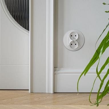 Karlik ICON Gniazdo pojedyncze z uziemieniem i przesłonami biały - IGP-1ZP