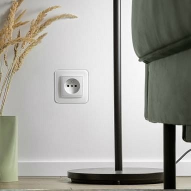 Karlik ICON Gniazdo pojedyncze z uziemieniem i przesłonami biały - IGP-1ZP