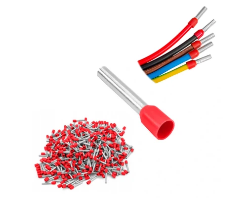 Izolowana końcówka tulejkowa 1,0/8 mm w kolorze czerwonym, prezentowana w zestawie 10 sztuk. Widoczne metalowe wkładki oraz czerwona izolacja. W tle stos metalowych końcówek z izolacją.