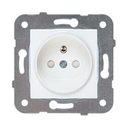 Gniazdo pojedyncze z uziemieniem Panasonic Karre w kolorze białym z przesłonami, widoczne otwory na wtyczki oraz metalowa ramka montażowa. Produkt prezentowany frontalnie, na jednolitym tle.