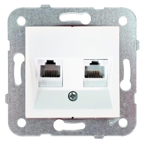 Gniazdo komputerowe podwójne Panasonic Karre 2xRJ45 kat. 5e w kolorze białym, umieszczone na metalowej ramie. Zawiera dwa porty RJ45 z widocznymi oznaczeniami CAT5E. Ujęcie frontalne.