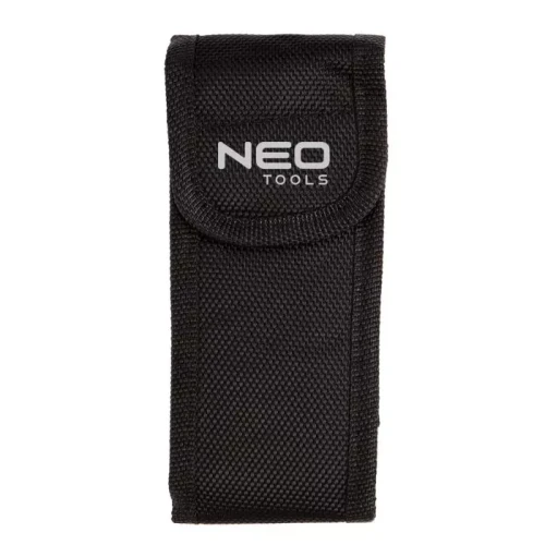 Czarny futerał na wykrywacz z wyświetlaczem 3 w 1 Neo 75-250, wykonany z materiału tekstylnego, z zamknięciem na rzep. Widoczne logo NEO TOOLS na przedniej stronie. Futerał przeznaczony do przechowywania lub transportu urządzenia.