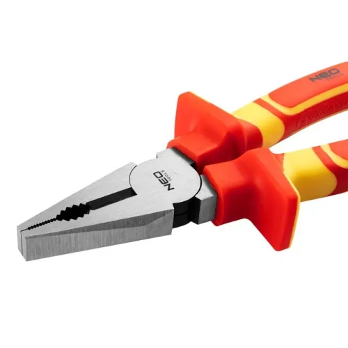 Szczypce uniwersalne 160 mm, 1000V, z polerowanej stali CrV. Czerwono-żółte, z ergonomicznymi uchwytami. W ujęciu frontalnym, z widoczną końcówką do chwytania przedmiotów oraz rowkami. Przeznaczone do pracy w warunkach elektrycznych.