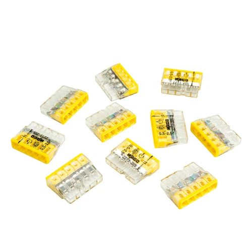 Szybkozłączki drutowe WAGO 2273-205 w opakowaniu 10 sztuk, w kolorze żółtym, o wymiarach 5x0,5-2,5mm². Elementy są przezroczyste z widocznymi stykami i oznaczeniami na powierzchni. Układ w różnych pozycjach na białym tle.