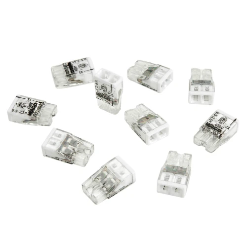 Szybkozłączki WAGO 2273-202 w przezroczystej obudowie, umożliwiające połączenie drutów o przekroju 0,5-2,5 mm². W zestawie 10 sztuk, widoczne oznaczenia na obudowie. Ułożone na jednolitym tle, w różnych pozycjach.