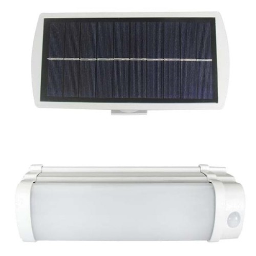 Lampa solarna z czujnikiem ruchu, składająca się z panelu słonecznego i oprawy o białej obudowie. Panel ma prostokątny kształt z ciemnymi ogniwami, a oprawa jest cylindryczna z widocznym czujnikiem. Długość kabla wynosi 5 m.