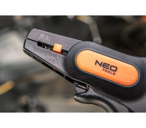 Automatyczny ściągacz izolacji Neo 01-519, z czarną rączką i pomarańczowym przyciskiem, widoczna skala z oznaczeniami 8-12 mm oraz 24-10 AWG. Ujęcie z bliska, pokazujące detale mechanizmu i logo NEO TOOLS.