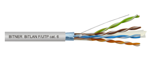 Kabel teleinformatyczny BiTLAN UTP, skrętka komputerowa kat. 6, długość 1m. Widoczne cztery pary przewodów w kolorach: niebieskim, zielonym, brązowym oraz białym. Srebrna osłona z oznaczeniem producenta i kategorii.