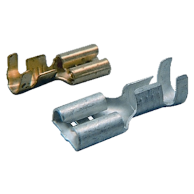 Nasuwka konektorowa 6,3x0,8 mm, wykonana z metalu, w zestawie 10 sztuk. Widoczne dwa różne modele konektorów, jeden w kolorze złotym, drugi srebrnym, z wycięciami do łatwego montażu.