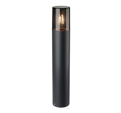 Stojąca lampa ogrodowa DENVER o wysokości 50 cm, czarna, z cylindrycznym korpusem i przezroczystym kloszem. Widoczne źródło światła w środku, minimalistyczny design, odpowiednia do użytku zewnętrznego.