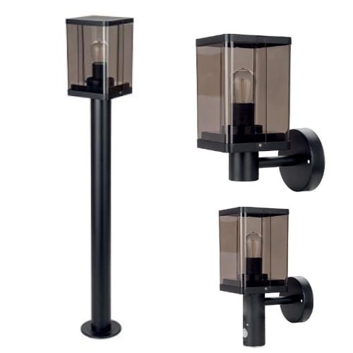 Aranżacja czarnych lamp ogrodowych z przezroczystym, dymnym kloszem — słupek 50 cm oraz kinkiety ścienne w dwóch wariantach montażu, o metalowej konstrukcji i minimalistycznym designie.