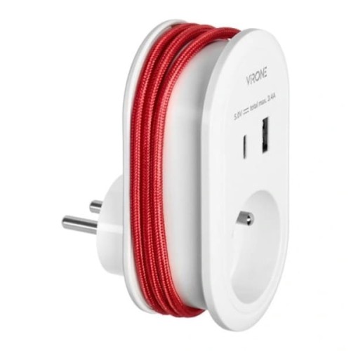 Adapter z ładowarką USB-A i USB-C w kolorze białym, z czerwonym kablem ładującym owiniętym na obudowie. Produkt ma dwa porty USB, z widocznym logo VRONE. Ujęcie z boku, pokazujące wtyczkę oraz kąt prosty.