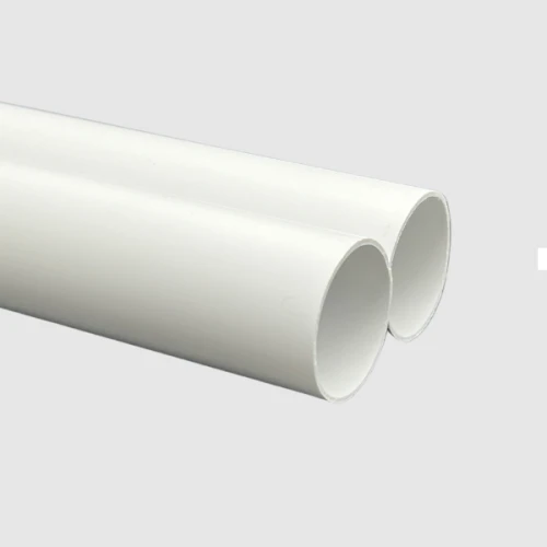 Rura instalacyjna sztywna 22 mm, biała, długość 2 m, widok zbliżeniowy na dwa połączone końce. Gładka powierzchnia, cylindryczny kształt, przeznaczona do systemów instalacyjnych. Tło szare, prosty kształt podkreśla funkcjonalność produktu.
