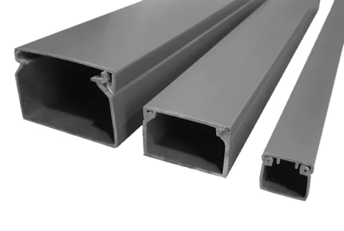 Listwa instalacyjna kanał kablowy szara 20x18 mm, długość 2 m. Widoczne trzy odcinki o różnych długościach, z wnętrzem o prostokątnym przekroju, gładka powierzchnia. Produkt leży na białym tle.