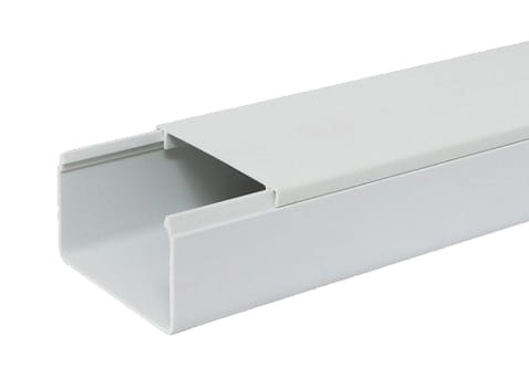 Listwa instalacyjna w kolorze białym, o wymiarach 15x11 mm i długości 2 m, z otwartą górą, przeznaczona do prowadzenia kabli. Ujęcie z boku, ukazuje prostokątny kształt oraz gładką, matową powierzchnię.