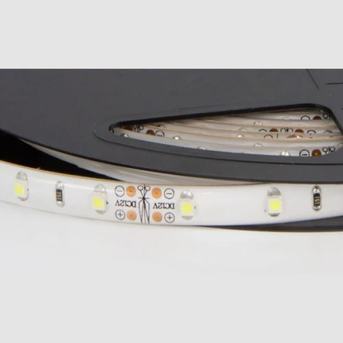 Taśma LED PREMIUM SMD 4,8W, szerokość 8 mm, długość 5 m, w kolorze zimnej bieli. Widoczne diody LED na białym podłożu, z oznaczeniami do cięcia. Taśma umieszczona na czarnej szpuli, odporna na wilgoć (IP65).