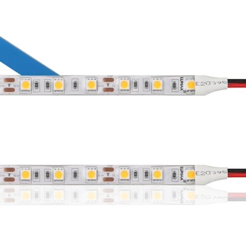 Taśma LED Professional Lumax LS216 o mocy 13,5W i szerokości 10mm, długości 5m, z neutralną barwą światła. Widoczne diody LED w jasnej obudowie, podłączone przewody w kolorze czerwonym i czarnym, z oznaczeniem marki. IP65, odporna na wilgoć.