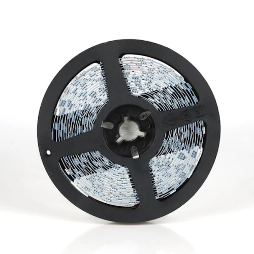 Taśma LED Professional 13,5W, 10mm szerokości, 5m długości, barwa neutralna. Widok z przodu na rolkę, z wyraźnie widocznymi diodami LED w białym kolorze, zamocowaną na czarnym podłożu. Klasa ochrony IP65.