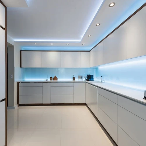 Taśma LED Professional 13,5W 10mm, 5m w neutralnej barwie, umieszczona w nowoczesnej kuchni. Widoczne oświetlenie sufitowe oraz podświetlenie blatu, wykonana z materiału odpornego na wilgoć (IP65). Kąt ujęcia frontalny, ukazujący całość aranżacji.