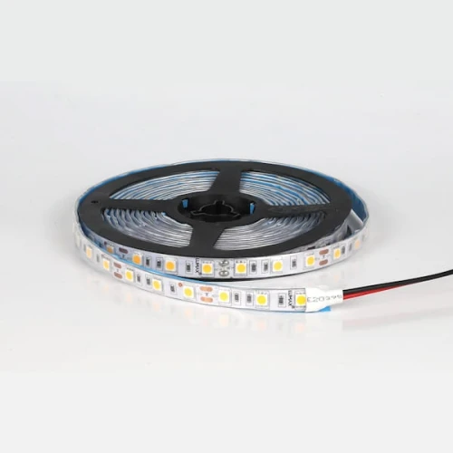 Taśma LED Professional 13,5W o szerokości 10 mm, długości 5 m, z barwą neutralną. Zwijana w kształcie koła, z widocznymi diodami LED na białym podłożu. Posiada przewody zasilające w kolorze czarnym i czerwonym. Wodoodporność IP65.
