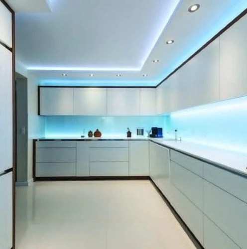 Taśma LED 13,5W 10mm, 5m w barwie neutralnej, zamontowana pod szafkami kuchennymi, emitująca równomierne, jasne światło. Widoczne białe meble oraz podświetlenie wzdłuż blatu. IP20, przeznaczona do użytku wewnętrznego.