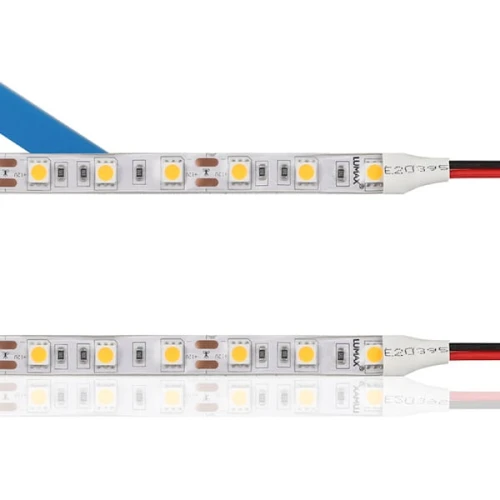 Taśma LED Professional 13,5W, 10mm, 5m, barwa zimna, o stopniu ochrony IP65. Widoczne diody LED na elastycznym pasku, z oznaczeniami producenta Lumax. Taśma ułożona na gładkiej powierzchni, z widocznymi przewodami zasilającymi.