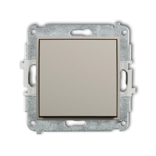 Łącznik pojedynczy Karlik MINI w kolorze taupe beżowym, prostokątny, z metalową ramką montażową. Ujęcie frontalne, produkt zamontowany w metalowej podstawie, bez widocznych napisów. Idealny do instalacji elektrycznych w nowoczesnych wnętrzach.