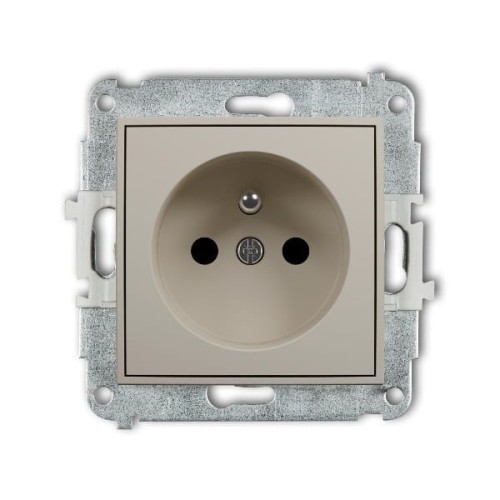 Gniazdo pojedyncze Karlik MINI z uziemieniem w kolorze taupe beżowym. Ujęcie frontalne, widoczna okrągła wnęka z trzema otworami. Produkt montażowy w metalowej ramie, idealny do instalacji elektrycznych.