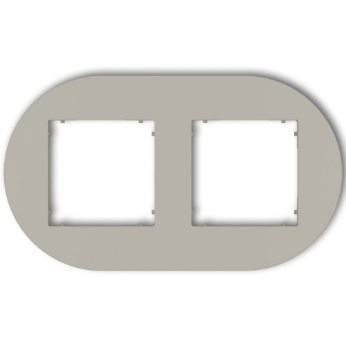 Podwójna ramka okrągła Karlik MINI w kolorze taupe beżowym. Zewnętrzny kształt owalny, dwa prostokątne otwory na zdjęcia. Materiał plastikowy, gładka powierzchnia. Produkt leżący na gładkim tle, bez dodatkowych elementów.