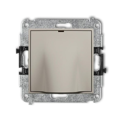 Wypust kablowy Karlik MINI w kolorze taupe beżowym, o prostokątnym kształcie, umieszczony w metalowej ramie. Widoczny mechanizm montażowy z bocznymi zaczepami. Produkt w ujęciu frontalnym, gotowy do instalacji.
