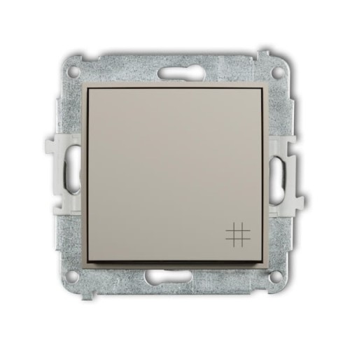 Łącznik krzyżowy Karlik MINI w kolorze taupe beżowym, prostokątny, z delikatnym wzorem w prawym dolnym rogu. Produkt montowany w ramce, z widocznymi otworami do instalacji. Ujęcie frontalne, na tle metalowym.