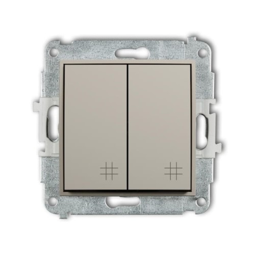 Łącznik krzyżowy podwójny Karlik MINI w kolorze taupe beżowym. Posiada dwa przyciski z delikatnym wzorem, umieszczony na metalowej ramce. Produkt widoczny z przodu, gotowy do montażu.