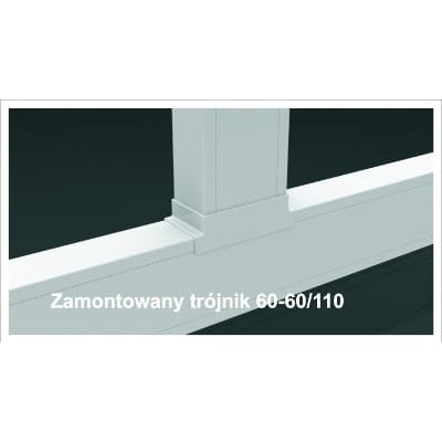 Trójnik TR 60/90 w kolorze białym, zamontowany, z widocznym połączeniem. Produkt ma prostokątny kształt i gładką fakturę. Widoczne oznaczenie 60-60/110 na tle ciemnym, co podkreśla jego konstrukcję.