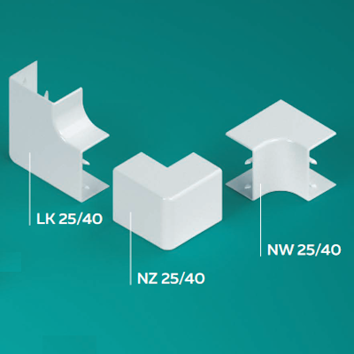Łącznik kątowy LK 25/40 w kolorze białym, widoczny z boku w zestawieniu z innymi łącznikami NZ 25/40 i NW 25/40. Produkt ma gładką powierzchnię, kształt prostokątny z zaokrąglonymi krawędziami, przeznaczony do instalacji elektrycznych.