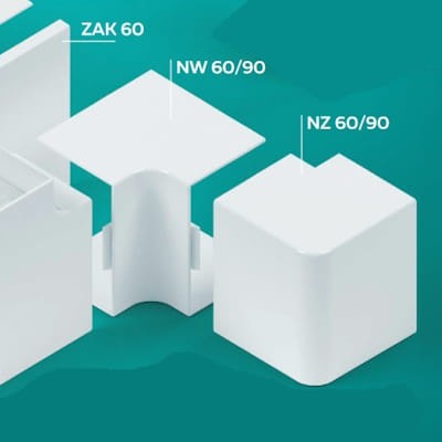 Narożnik wewnętrzny NW 60/90 w kolorze białym, o prostokątnym kształcie. Widoczny z boku, z zaokrąglonymi krawędziami. Obok dwa inne elementy: ZAK 60 i NZ 60/90. Tło w jednolitym, turkusowym kolorze.