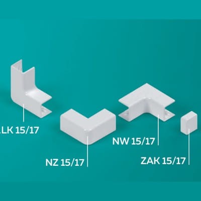 Narożnik wewnętrzny NW 15/17 w kolorze białym, o kształcie L, widoczny obok trzech innych narożników. Produkt ma gładką powierzchnię i jest przeznaczony do wykończeń. Ułożony na jednolitym tle, pod kątem, z czytelnymi oznaczeniami rozmiarów.