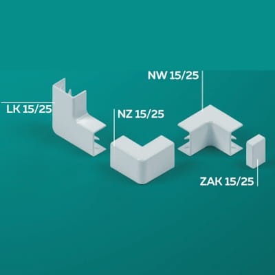 Narożnik zewnętrzny NZ 15/25 w kolorze białym, wykonany z tworzywa. Widoczny z boku, w zestawie z innymi elementami (LK 15/25, NW 15/25, ZAK 15/25). Gładka powierzchnia, przeznaczony do łączenia profili.