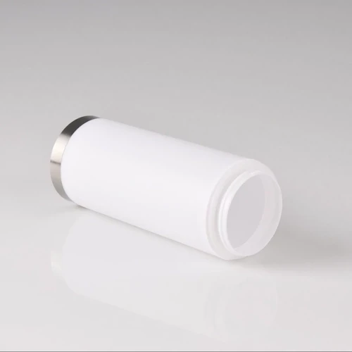 Klosz do lampy LIVIA w kształcie cylindrycznym, wykonany z matowego, białego szkła z metalowym wykończeniem u góry. Produkt leży na gładkiej powierzchni, widoczny jest wewnętrzny otwór.