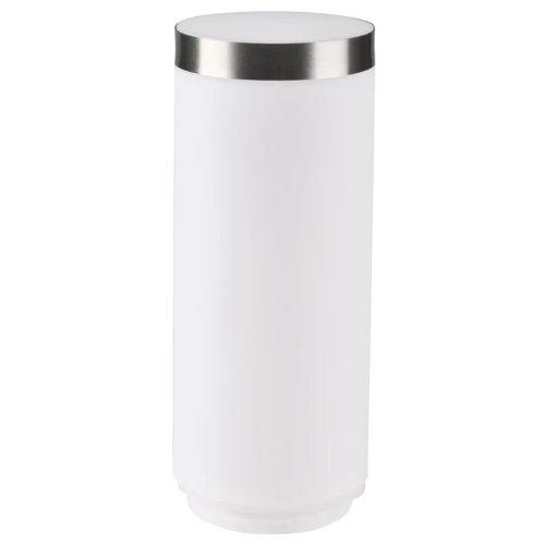Klosz do lampy LIVIA w kształcie cylindrycznym, wykonany z matowego białego materiału, z metalowym, błyszczącym wykończeniem na górze. Produkt stoi w pozycji pionowej, na jednolitym tle. Idealny do nowoczesnych aranżacji wnętrz.