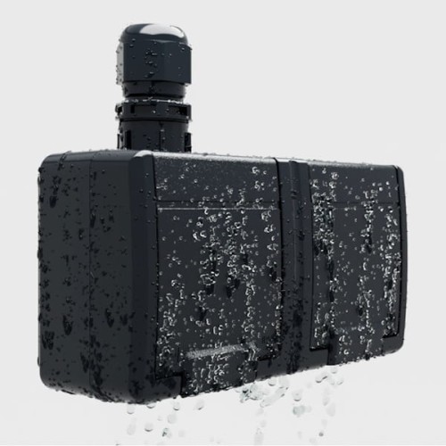 Gniazdo pojedyncze hermetyczne natynkowe AQUANT w kolorze antracytowym, z oznaczeniem IP65, widoczne w ujęciu z boku, poddane działaniu wody. Produkt ma prostokątny kształt i jest wykonany z materiału odpornego na warunki atmosferyczne.