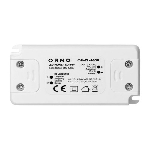 Zasilacz do LED 12VDC 6W w białej obudowie, z widocznymi oznaczeniami technicznymi. Złącza na końcach, oznaczenia wejścia AC 230V oraz wyjścia DC 12V. Produkt leży na gładkiej powierzchni, widoczny z boku.