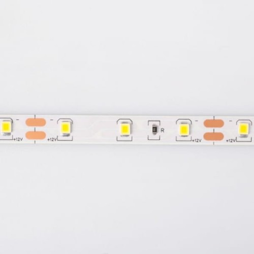 Taśma LED o długości 5 m, barwa neutralna, moc 4,8 W. Zawiera kilka diod LED umieszczonych na białym podłożu, z widocznymi oznaczeniami (+12V) i elementem R. Umieszczona na prostym, jasnym tle.